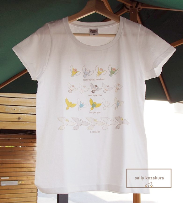 インコたちのTシャツ(セール中) 1枚目の画像