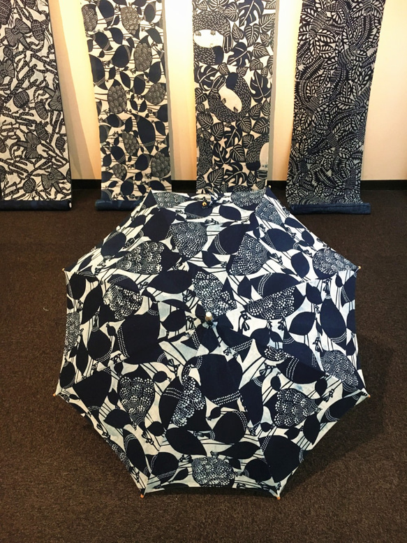 藍型染日傘　お守りシリーズ・ホロホロ鳥 1枚目の画像