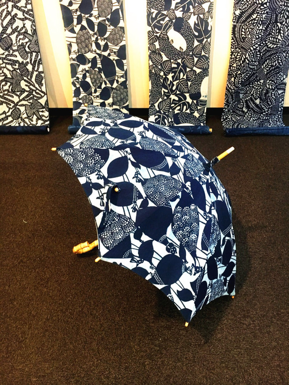 藍型染日傘　お守りシリーズ・ホロホロ鳥 2枚目の画像