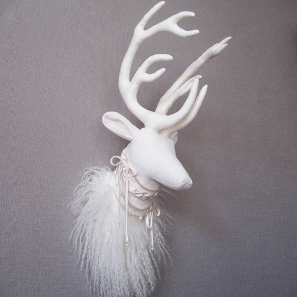 【受注制作】white fabric trophy (fur) 2枚目の画像