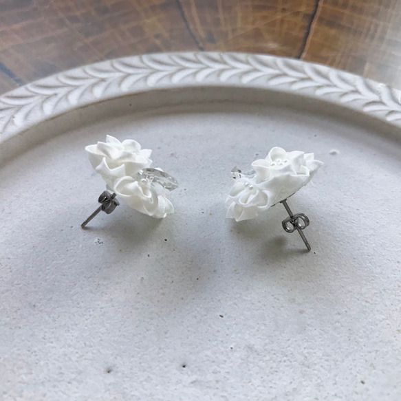 白いお花とクリスタルクォーツのつまみ細工のピアス 3枚目の画像