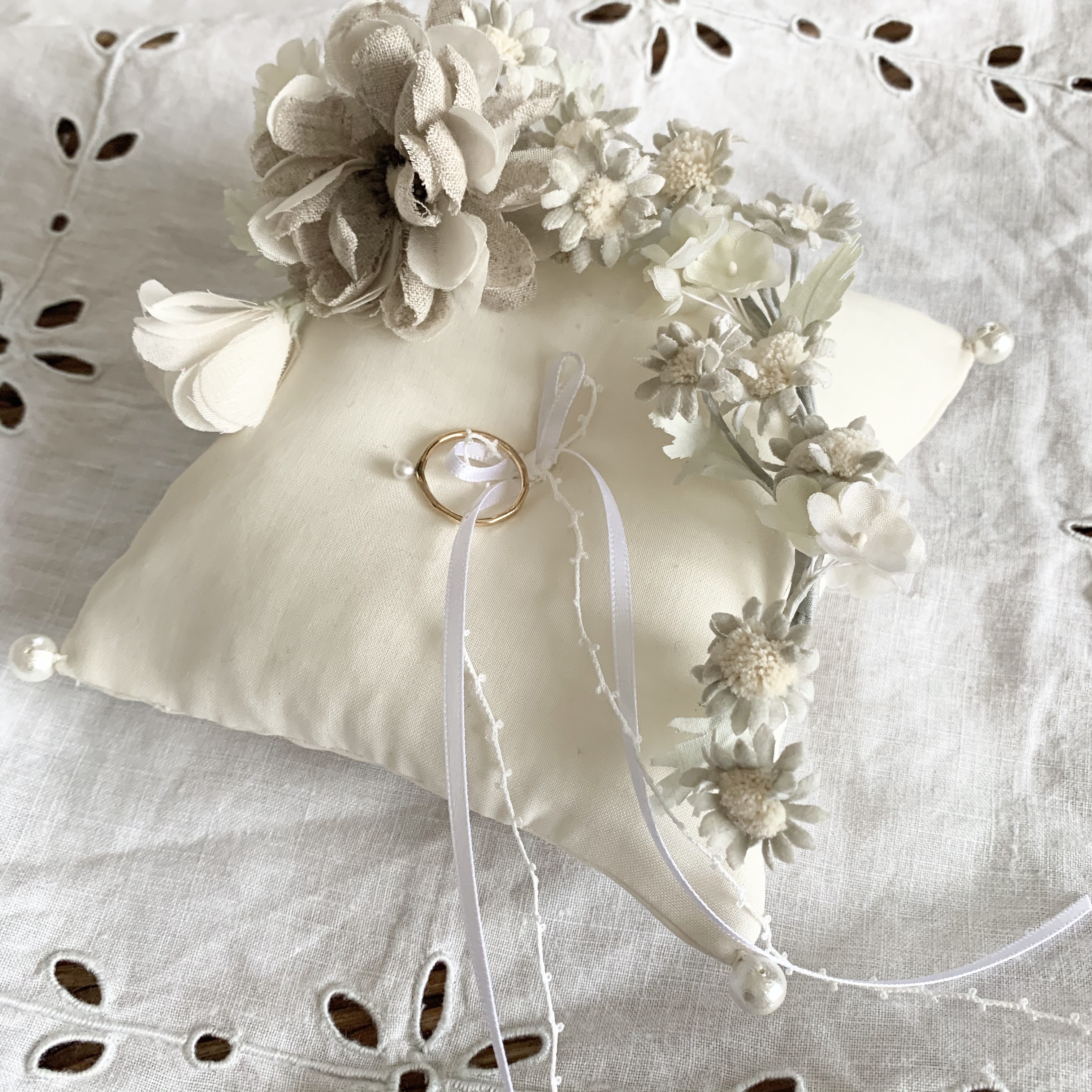 ナチュラルマーガレットとデイジー❤︎オーガンジーリングピロー