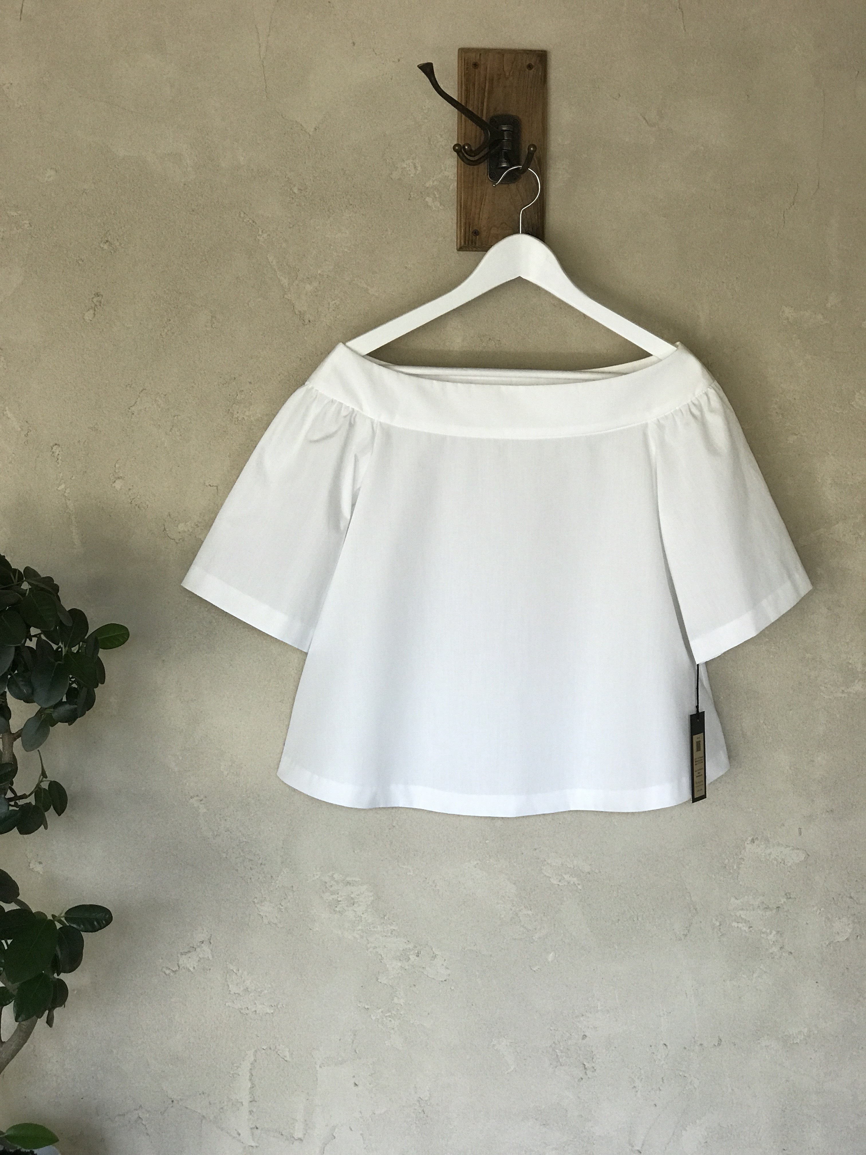 デコルテを魅せる大胆なカッティング！ ネックラインが女性らしさを感じる！