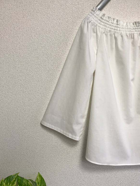 オフショルダー　女性らしいシルエット  シンプルな袖　コットン素材　 3枚目の画像