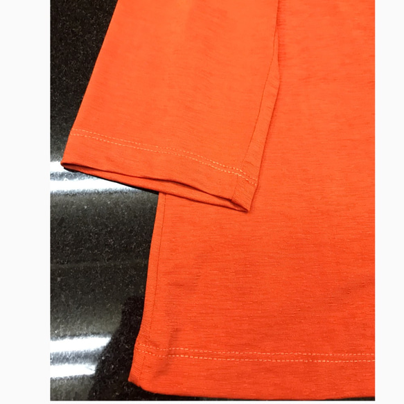 Vネックでデコルテラインをきれいに見せる、天竺オレンジ今期おすすめカラー 5枚目の画像