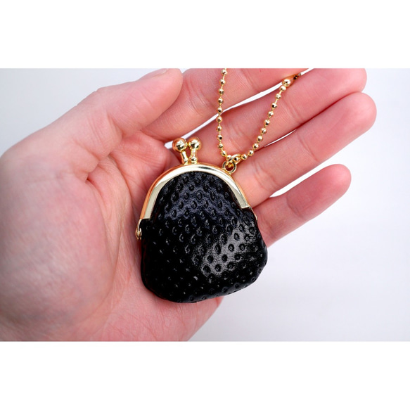 黒いちごな豆がま口小銭入れ（牛革製） 2枚目の画像