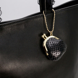 黒いちごな豆がま口小銭入れ（牛革製） 5枚目の画像