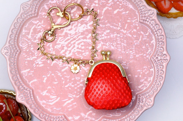 いちごな豆がま口のバッグチャーム（リボン型チェーン&お花） 1枚目の画像