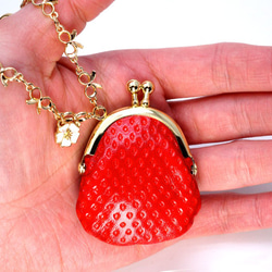 いちごな豆がま口のバッグチャーム（リボン型チェーン&お花） 2枚目の画像
