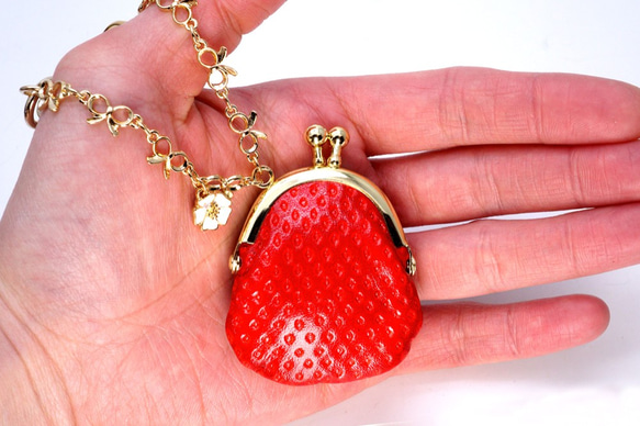 いちごな豆がま口のバッグチャーム（リボン型チェーン&お花） 2枚目の画像