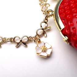 いちごな豆がま口のバッグチャーム（リボン型チェーン&お花） 3枚目の画像