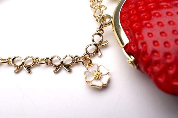 いちごな豆がま口のバッグチャーム（リボン型チェーン&お花） 3枚目の画像