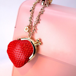 いちごな豆がま口のバッグチャーム（リボン型チェーン&お花） 5枚目の画像