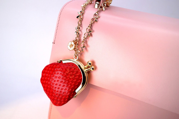 いちごな豆がま口のバッグチャーム（リボン型チェーン&お花） 5枚目の画像