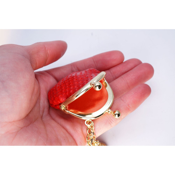 いちごな豆がま口のバッグチャーム（リボン型チェーン&お花） 6枚目の画像