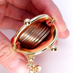 いちごな豆がま口のバッグチャーム（リボン型チェーン&お花） 7枚目の画像