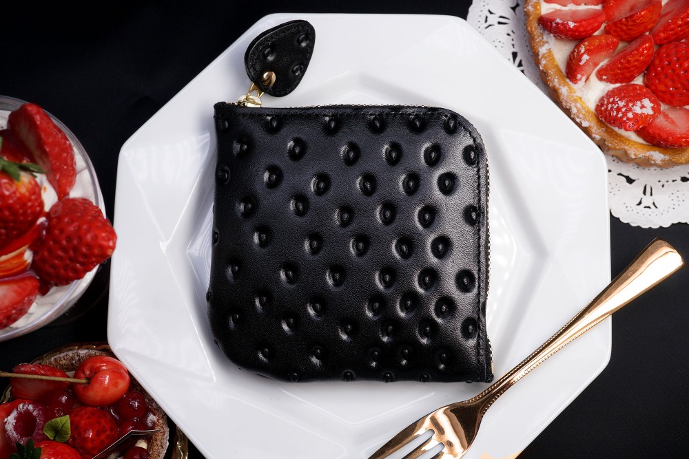 黒いちごなL字ファスナーコンパクト財布（牛革製）