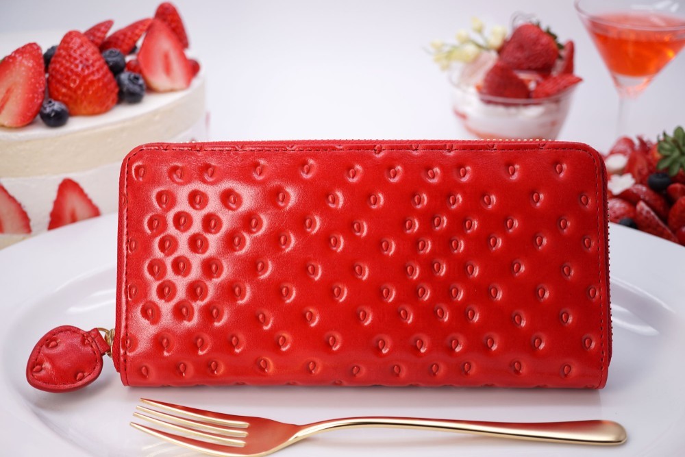 いちごなラウンドファスナー長財布（牛革製）