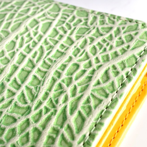 赤肉メロンな2つ折りがま口財布(夕張メロン)牛革製 二つ折り財布