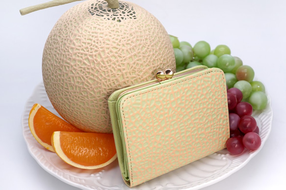 クラウンメロンな2つ折りがま口財布(牛革製） 1枚目の画像