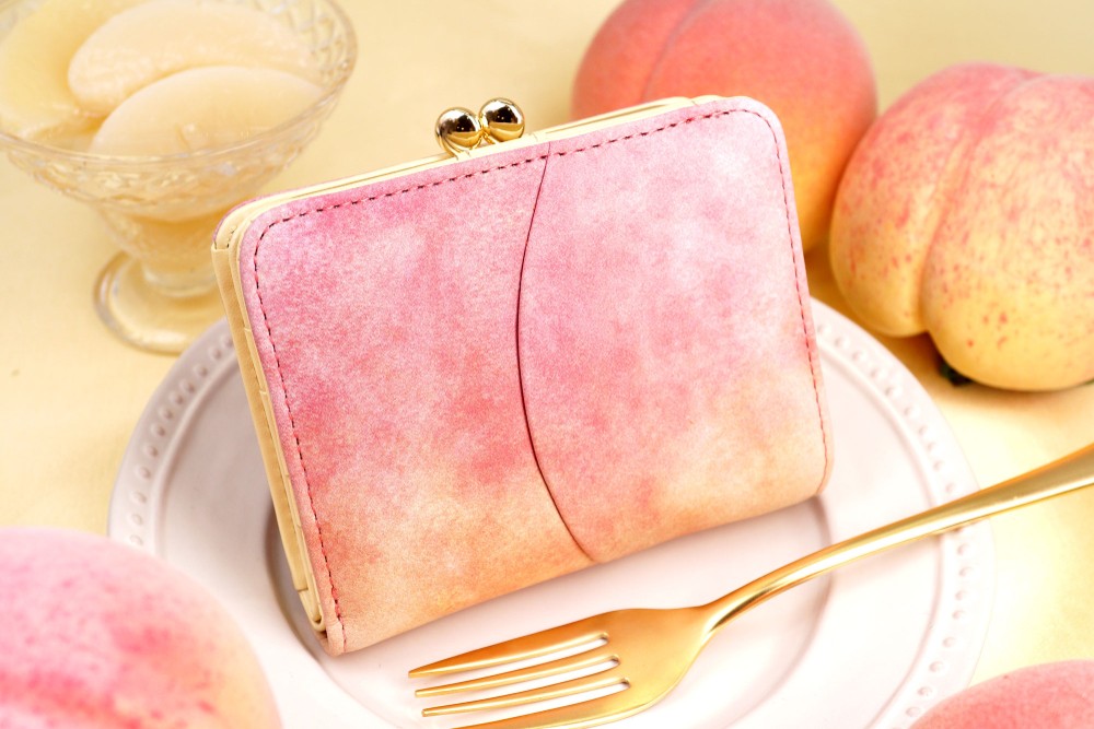 桃な2つ折りがま口財布（牛革製） 15,400円