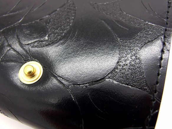 身軽にキメたい時のコンパクト財布｜ぷっくり型・レトロな黒薔薇レザー 3枚目の画像