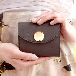 身軽にキメたい時のコンパクト財布｜ビッグボタン型／プリズムレザー・チョコ 1枚目の画像