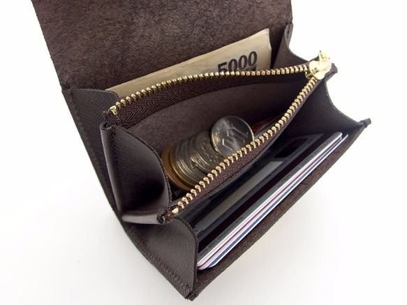 身軽にキメたい時のコンパクト財布｜ビッグボタン型／プリズムレザー・チョコ 5枚目の画像