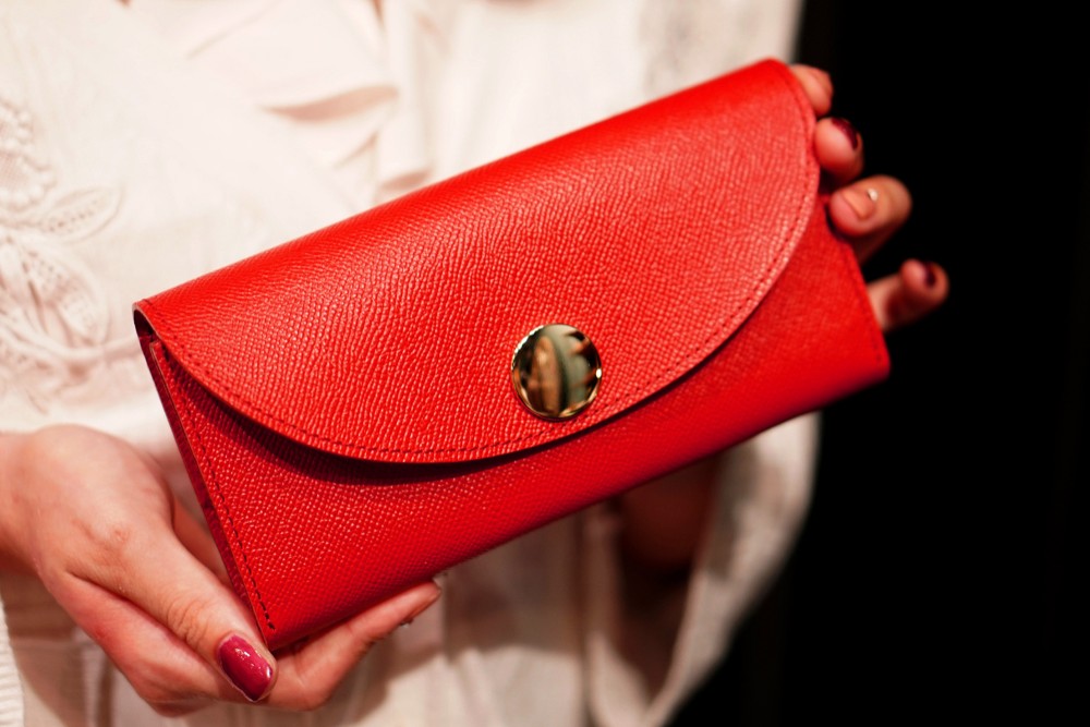 新発想！カードが整理しやすい長財布（牛革製）／パーティーレザー・レッド