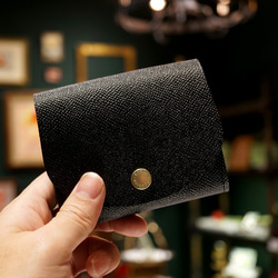 身軽にキメたい時のコンパクト財布｜ぷっくり型／パーティーレザー・ブラック（本革製） 1枚目の画像