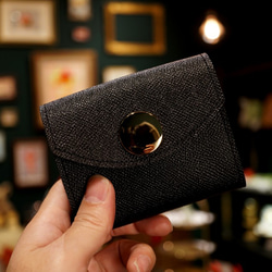 身軽にキメたい時のコンパクト財布｜ビッグボタン型／パーティーレザー・ブラック（本革製） 1枚目の画像