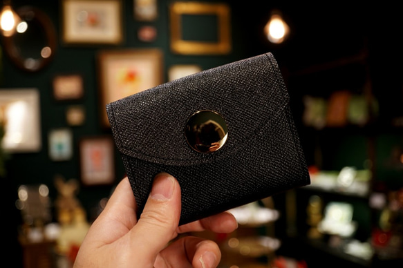 身軽にキメたい時のコンパクト財布｜ビッグボタン型／パーティーレザー・ブラック（本革製） 1枚目の画像