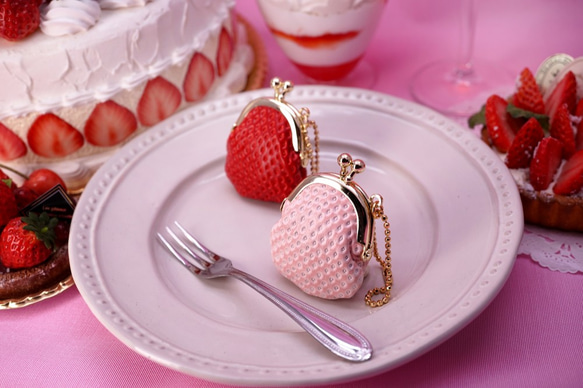 白いちごな豆がま口小銭入れ（牛革製） 1枚目の画像