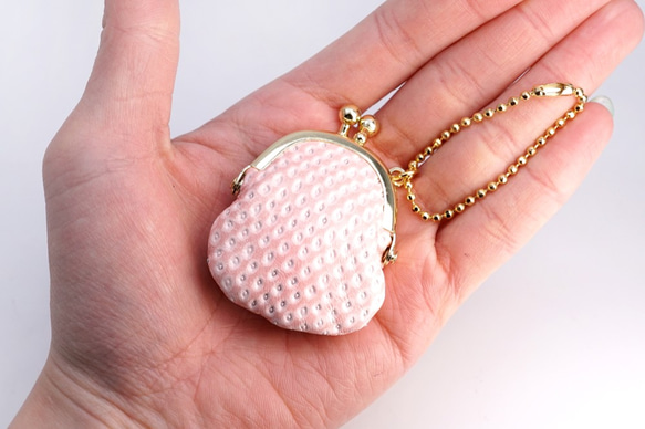 白いちごな豆がま口小銭入れ（牛革製） 2枚目の画像