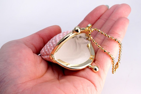 白いちごな豆がま口小銭入れ（牛革製） 3枚目の画像