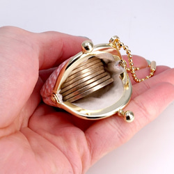 白いちごな豆がま口小銭入れ（牛革製） 4枚目の画像