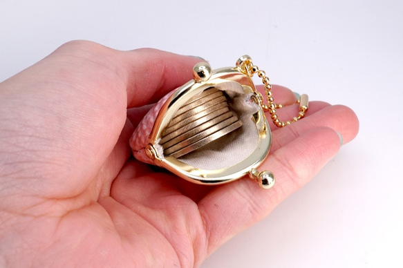 白いちごな豆がま口小銭入れ（牛革製） 4枚目の画像