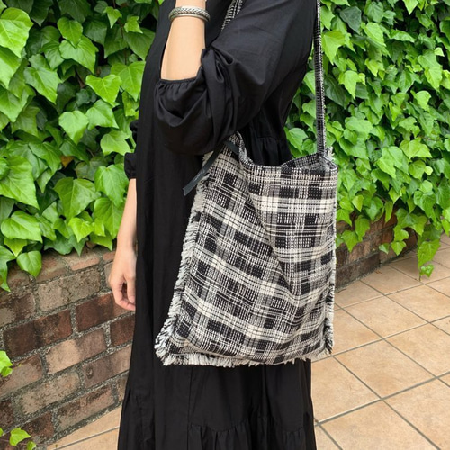秋のバッグ】モノトーンチェック柄 オールツイードのフリンジワン