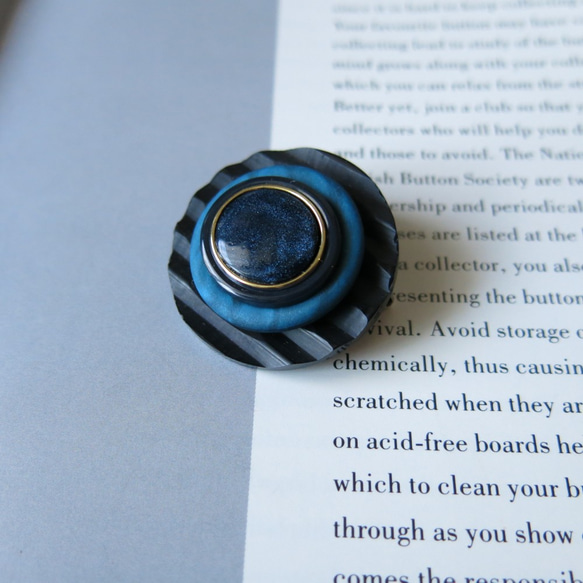 ブラック×ブルー　重なるボタンブローチ　ヴィンテージボタンブローチ 2枚目の画像