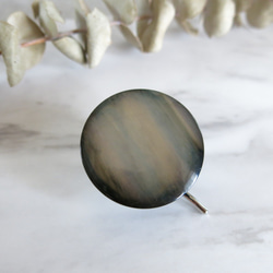 稀少　シェルのような美しさ　ジャパンヴィンテージボタンのポニーフック　ヘアカフス　① 2枚目の画像