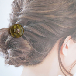 大きめヘアカフス　アンティークボタンのポニーフック　ゴールド×マスタードマーブル 6枚目の画像