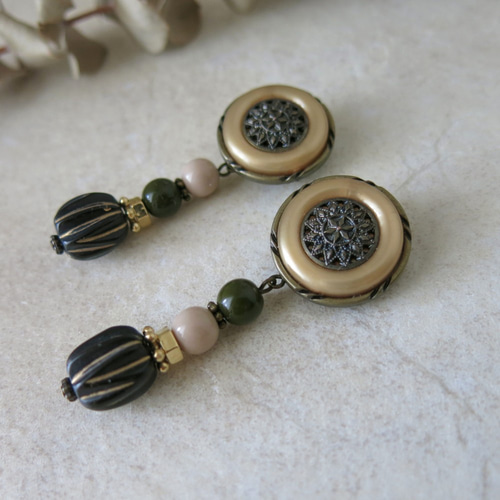 アンティークボタンを被ったフェイスモチーフピアス 