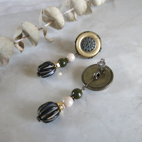 アンティークボタンを被ったフェイスモチーフピアス 