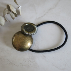 【訳あり】真鍮みたいな、アンティークゴールド　ヴィンテージボタンのヘアゴム　レトロボタンヘアゴム 1枚目の画像
