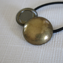 【訳あり】真鍮みたいな、アンティークゴールド　ヴィンテージボタンのヘアゴム　レトロボタンヘアゴム 3枚目の画像