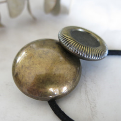 【訳あり】真鍮みたいな、アンティークゴールド　ヴィンテージボタンのヘアゴム　レトロボタンヘアゴム 5枚目の画像