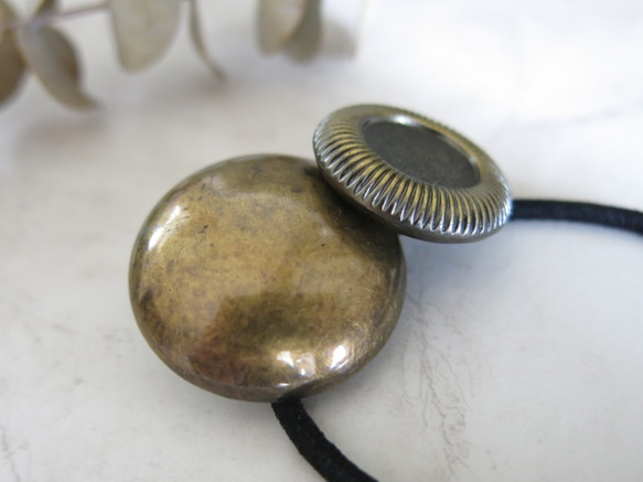 【訳あり】真鍮みたいな、アンティークゴールド　ヴィンテージボタンのヘアゴム　レトロボタンヘアゴム 5枚目の画像
