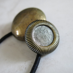 【訳あり】真鍮みたいな、アンティークゴールド　ヴィンテージボタンのヘアゴム　レトロボタンヘアゴム 6枚目の画像