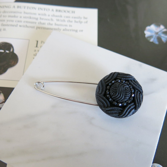 レトロなブラックボタンのストールピン　ボタンブローチ　かぶとピン　 2枚目の画像