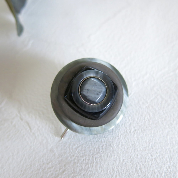 グレーグラデーション　ヴィンテージボタンが重なるポニーフック　レトロボタンヘアカフ 4枚目の画像